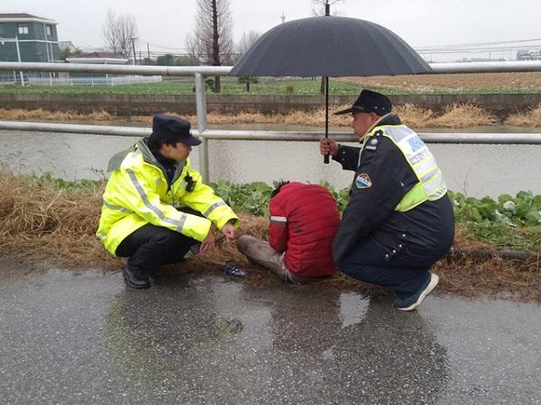 眉山：男子重疾突发，民警送医获救, 你怎么看「民警摔倒」 玻璃资讯