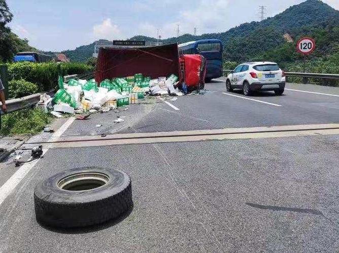 广州：货车轮胎脱落，撞击路沿射中高架立柱车流中三连弹***来车风挡, 你怎么看「货车高架掉落砸房屋违法吗」 建筑玻璃