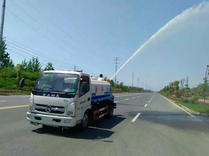 为什么下雨洒水车还洒水？可恶的是冬天结冰也洒「环卫工追洒水车作业引争议 官方通报」 玻璃规格